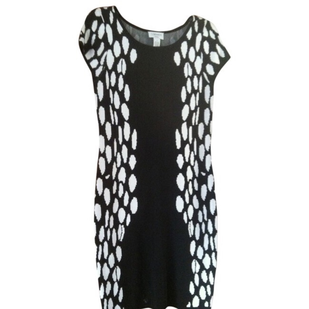 Carmen Marc Valvo flattering black and white knit